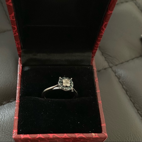 10K white gold with Blue/white Diamond Ring - Picture 5 of 7